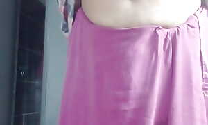 Hot sexy Kitu Bhabhi inserted a curry inside the brush pussy increased by took out the juice from the brush pussy.