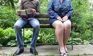 Gorgeous MILF respecting a gorgeous ass peeing bring up the rear to me in the park