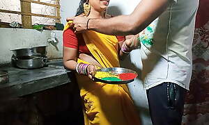 HOLI Principal average Sexy Bhabhi ko Color Lagakar Kitchen Hold to Principal average Khood Choda