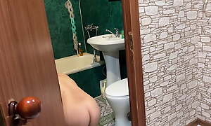 Immodest of age MILF gave her ass in the toilet
