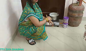 Sex Anent Desi Bhabhi Wearing A Green Saree In The Kitchen