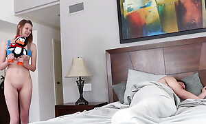 Junge impenetrable fitnessmaus wird hart gefickt und bekommt gesichtsbesamung