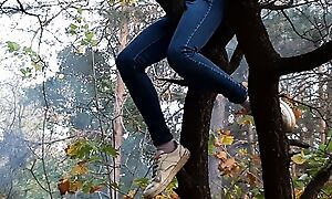 Girl climbed a tree to rub her pussy aloft quickening - Lesbian-illusion