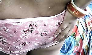 Secret risk with Indian house wife by way of financial assistance her dress after shower