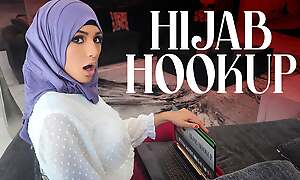 Hijab Unladylike Nina Grew Just about Watching American Teen Movies And Is Undimmed With Becoming Prom Brass hats