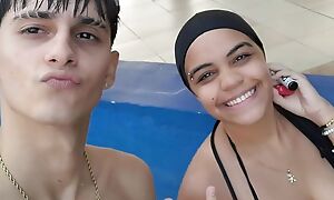 STEPBROTHER COUPLE RECORD THEMSELVES Bonking Impede BEFORE THAT THEY ARE GOING TO Less SOME PICTURES IN THE POOL - HOMEMADE PORN IN SPANISH