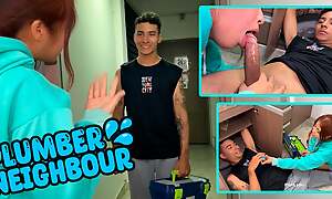 My young neighbor plumber unclogs my pipes - Thiago Lopez & Celeste Alba