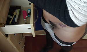 perverted stepson begged me to see me piss from my hairy pussy