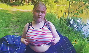 Cute bbw babe masturbates forth public park