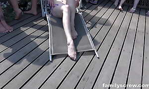 Enjoying the Sun with the Family - Familyscrew